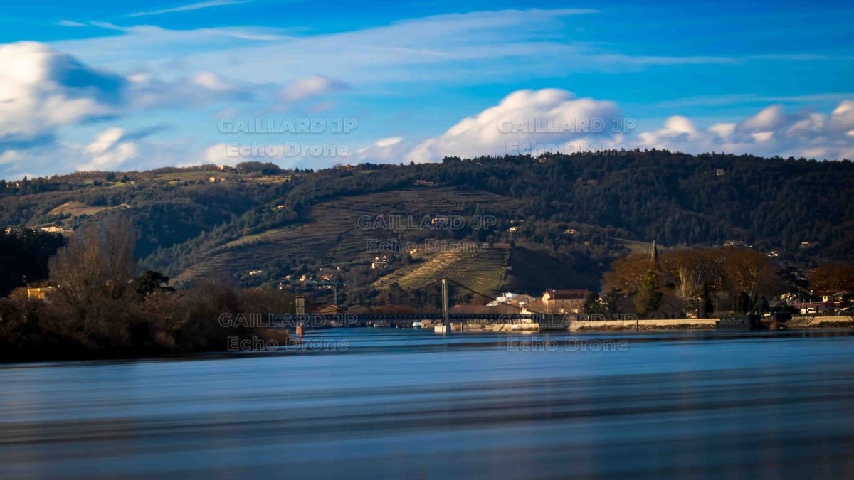 Tain, son pont et son fleuve Paysage, un pont et le rhone