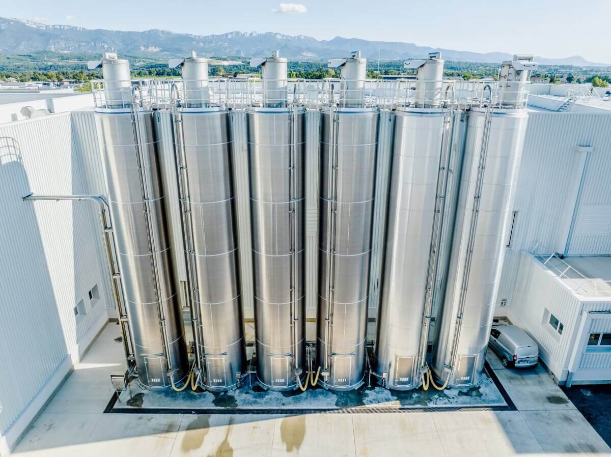 Les silos vu du haut Vue par drone de silos industrielle,inspection,